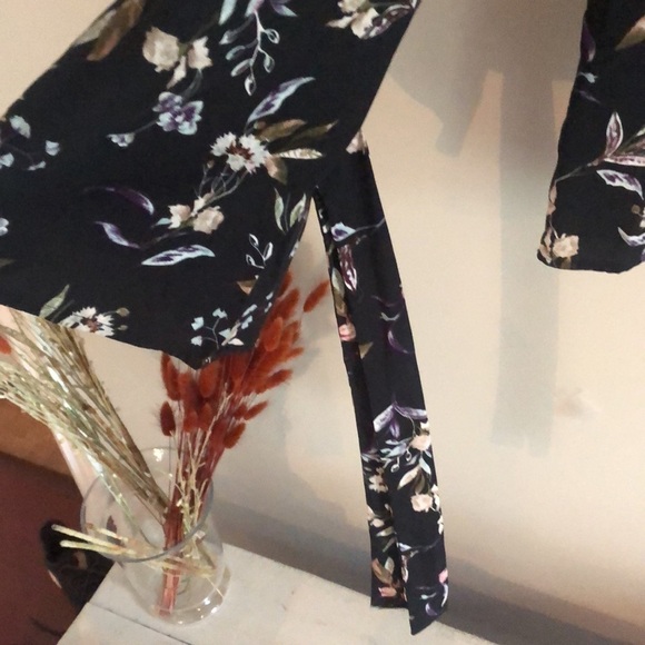 Dex - Black Floral  Bell Sleeves with Bow Size M - Picture 15 of 15